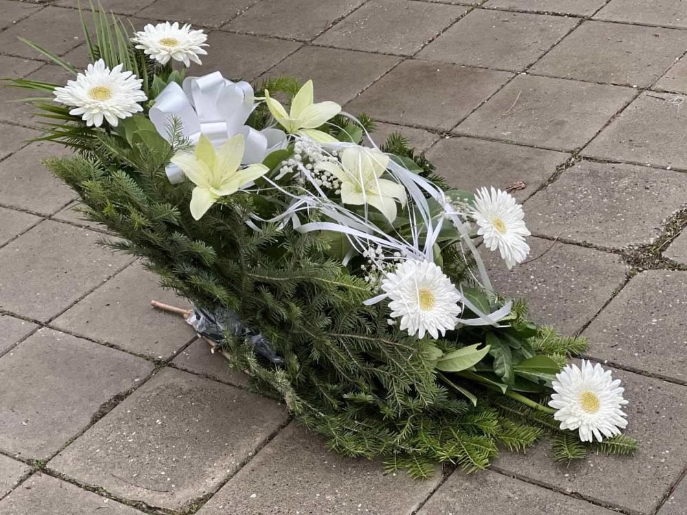 L-OS04 Suza — beli gerberi i zelenilom četinara