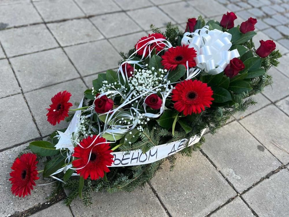 L-OS06 Suza — crveni gerberi i gipsofilom