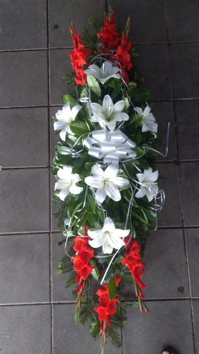L-SS30 Suza za sanduk — beli ljiljani, crveni gerberi i mašnom