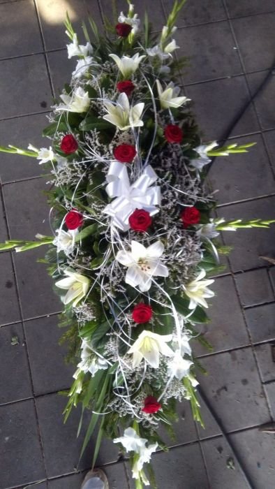 L-SS43 Suza za sanduk — beli ljiljani, crvene ruže i beli gladioli