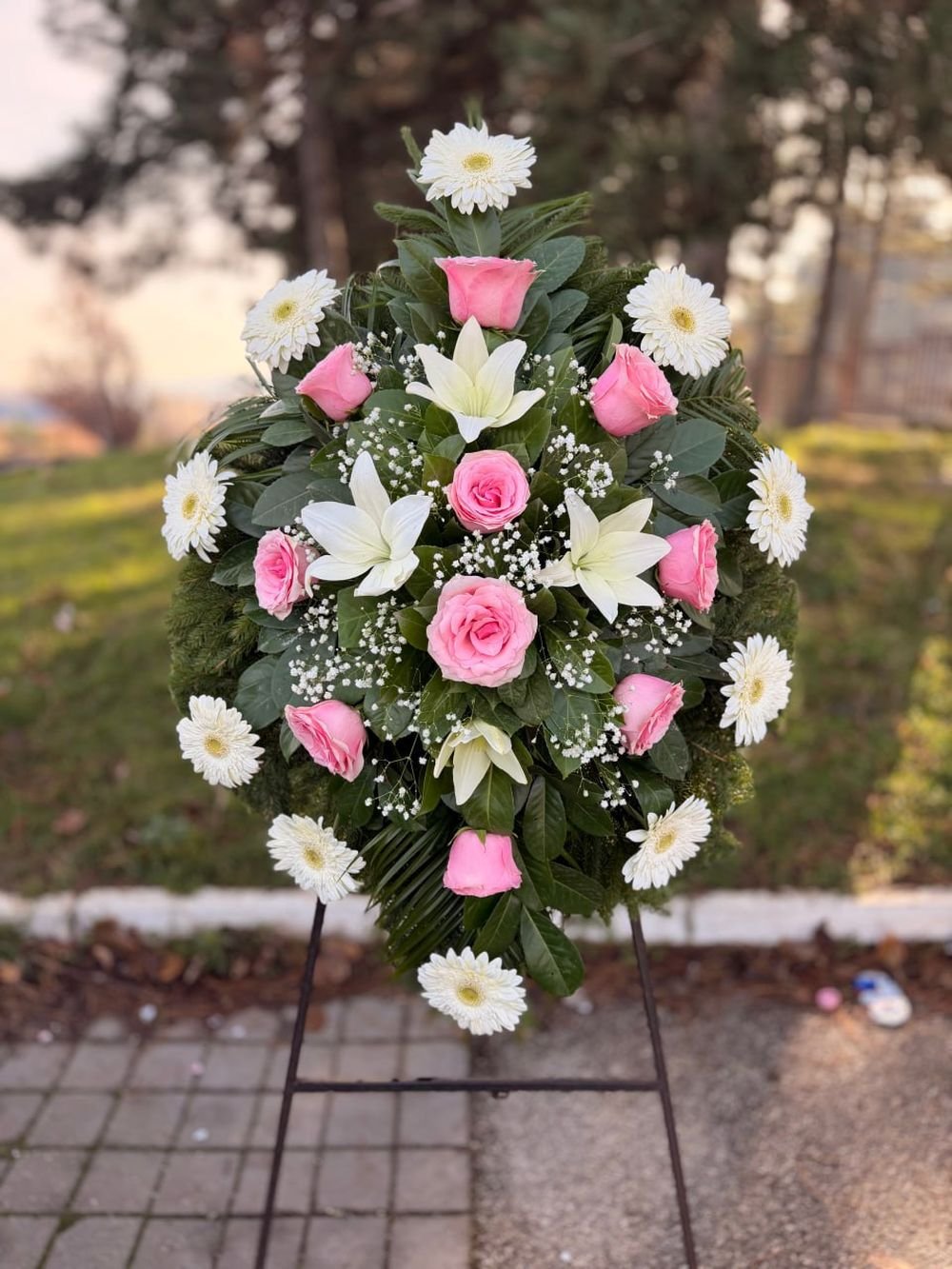 L-V44 Venac — roze ruže i beli ljiljani