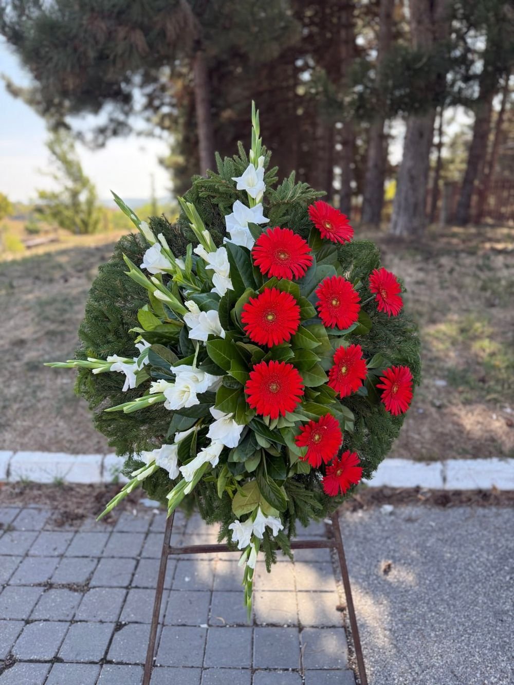 L-V53 Venac — crveni gerberi, beli gladioli i zelenilom