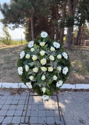 L-V31 Venac — bele ruže i beli gerberi