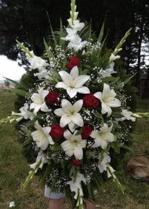 L-V102 Venac — beli ljiljani, crvene ruže, beli gladioli i gipsofilom