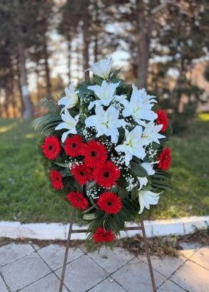L-V45 Venac — beli ljiljani i crveni gerberi