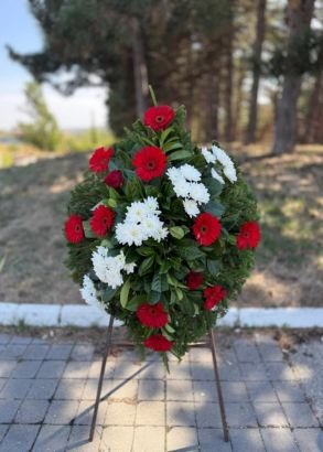 L-V54 Venac — crveni gerberi i bele hrizanteme