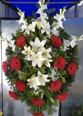 L-V74 Venac — beli ljiljani, crveni gerberi i beli gladioli