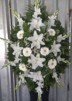 L-V75 Venac — beli ljiljani, gerberi, gladioli i gipsofilom