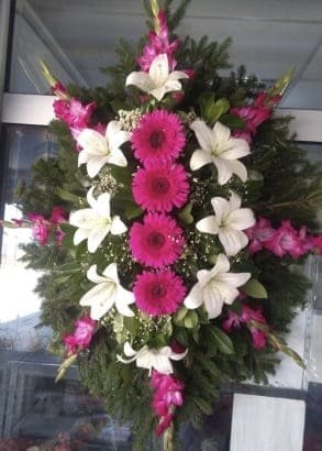 L-V79 Venac — pink gerberi, beli ljiljani i pink gladioli