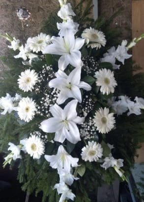 L-V96 Venac — beli ljiljani, gerberi i gladioli II