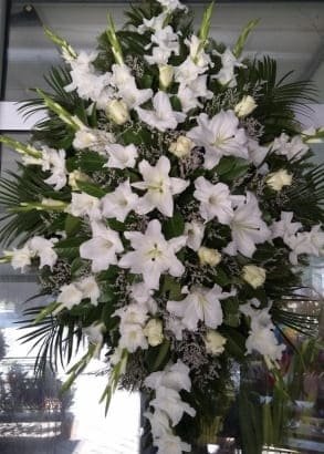 L-V95 Venac — beli ljiljani, beli gladioli i krem ruže