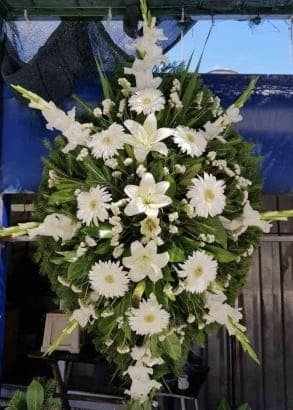 L-V98 Venac — beli gerberi, ljiljani i gladioli
